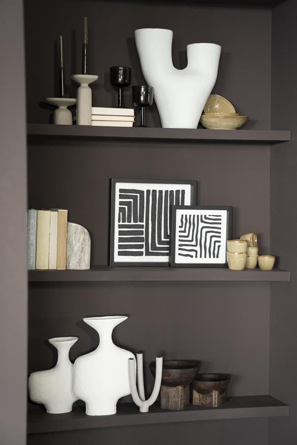 Vazen, boeken en kunstwerken op een donkergrijze boekenkast inrichting, moderne decoratie, stijlvolle interieuraccessoires, handgemaakte keramiek, minimalistisch design, designmeubelen, woondecoratie, Mokana Meubelen.