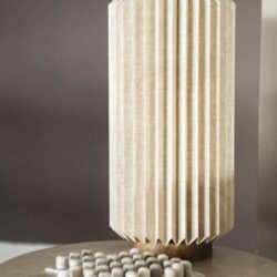 Mooa lampenkap, maatwerk houten lampenkap, design verlichtingsaccessoire, creatieve interieurdecoratie, hoogwaardige houten meubelaccessoires, modern wooninterieur, elegante verlichting, ambachtelijk gemaakt, natuurlijke materialen, duurzame meubelkeuze.