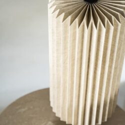 Uniek design houten lampenkap met ruitvormige vouwpatroon, perfect voor modern interieur en sfeervolle verlichting.