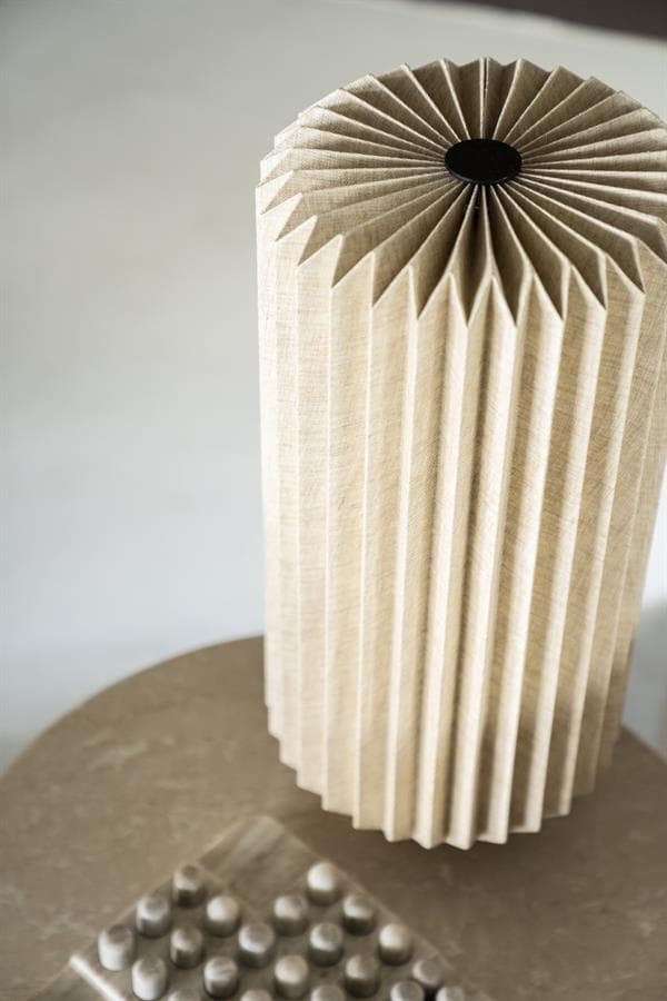 Uniek design houten lampenkap met ruitvormige vouwpatroon, perfect voor modern interieur en sfeervolle verlichting.