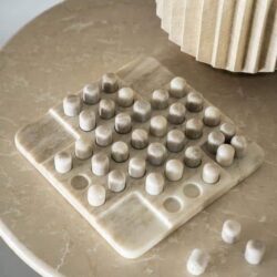 - Riante marmer en houten spelpuzzel op elegant marmeren bijzettafel in modern interieur.