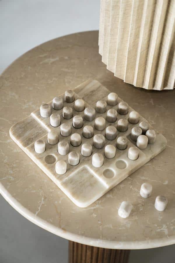 - Riante marmer en houten spelpuzzel op elegant marmeren bijzettafel in modern interieur.