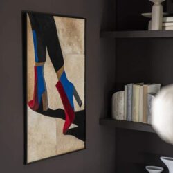 Moderne muurdecoratie met kleurrijke hoge hakken op een zwarte muur, vintage stijl, stijlvolle woonkamer inrichting, kunstwerk met vrouwelijk thema, design meubilair, elegant interieuraccessoire.