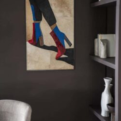 Kunstzinnig muurkunstwerk met vrouwenconfectiekousen, modern interieurdecor, elegante muurdecoratie passend bij Mokana meubels, stijlvolle wooninrichting ideeën, unieke muurkunst voor thuis of kantoor.