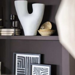 Modern wanddecoratie en keramische vazen voor een stijlvolle woonkamer of woonkamer. Ontdek de designobjecten van Mokana Meubelen voor een eigentijdse inrichting.