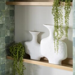 Modern houten planken met groene planten en witte keramische vazen voor een stijlvolle interieurdecoratie.