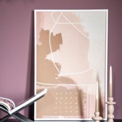 Lichte moderne kunst in pastelkleuren met abstracte vormen op een muur.