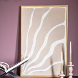 Modern interieur met abstract wanddecoratie en kaarsen, stijlvolle Mokana meubelen voor een elegante woonkamer, minimalistisch design, warme pastelkleuren en natuurlijke materialen, perfecte combinatie van functionaliteit en stijl.