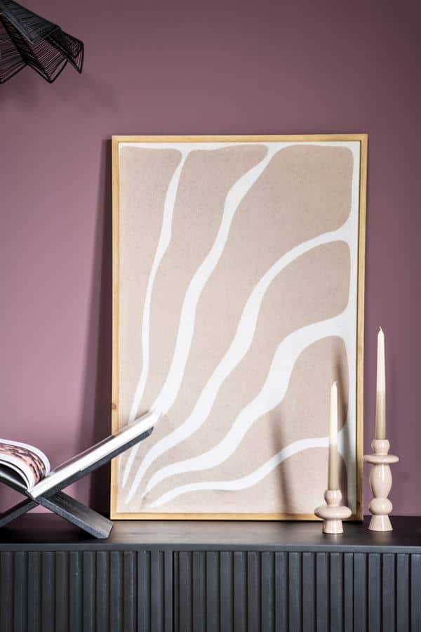 Modern interieur met abstract wanddecoratie en kaarsen, stijlvolle Mokana meubelen voor een elegante woonkamer, minimalistisch design, warme pastelkleuren en natuurlijke materialen, perfecte combinatie van functionaliteit en stijl.