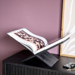 Elegante boekenstandaard van zwart hout voor interieurdecoratie en boekenpresentaties.