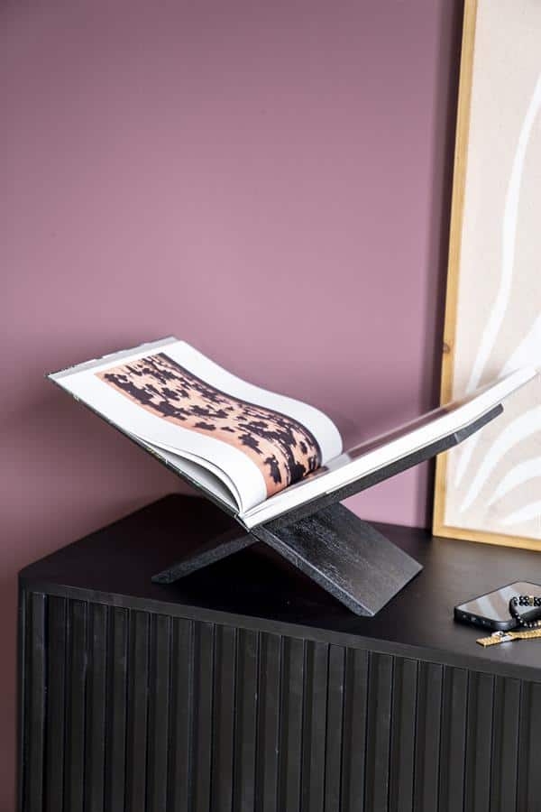 Elegante boekenstandaard van zwart hout voor interieurdecoratie en boekenpresentaties.