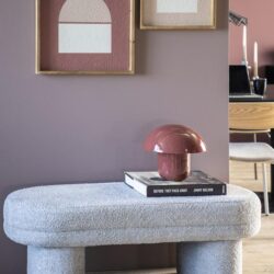 Moderne witte bank met zachte textuur en robuuste poten, ideaal voor trendy interieurdecoratie.