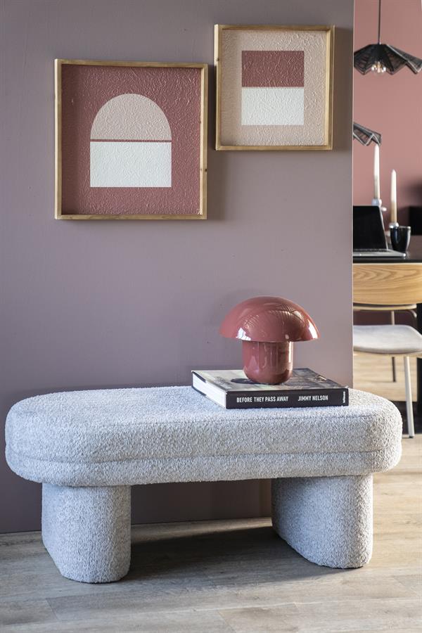 Moderne witte bank met zachte textuur en robuuste poten, ideaal voor trendy interieurdecoratie.