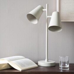 Modern witte tafel- of bureau lamp met verstelbare kap, geschikt voor thuiswerk of studeerhoeken, strak design, perfect voor een stijlvolle en functionele interieurdecoratie in Nederland.