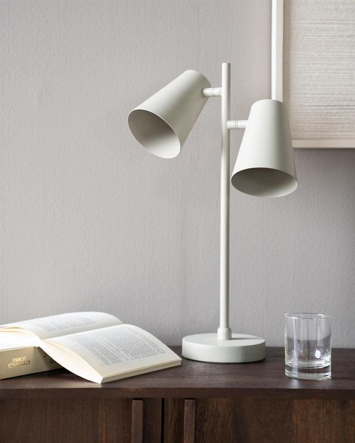 Modern witte tafel- of bureau lamp met verstelbare kap, geschikt voor thuiswerk of studeerhoeken, strak design, perfect voor een stijlvolle en functionele interieurdecoratie in Nederland.
