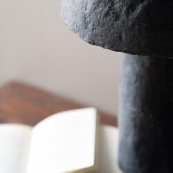 Zwarte stenen beeld sculpture kunst antique decoratief design Mokana meubels.