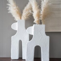 Lijst, decoratieve vazen in de vorm van mensenfiguren met droogbloemen, modern interieuraccessoire, stijlvolle woonkamer decoratie, natuurlijke kleuren, handgemaakt keramiek, design vazen voor thuis.