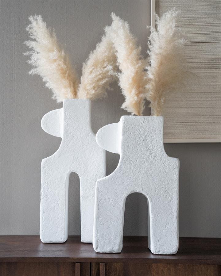 Lijst, decoratieve vazen in de vorm van mensenfiguren met droogbloemen, modern interieuraccessoire, stijlvolle woonkamer decoratie, natuurlijke kleuren, handgemaakt keramiek, design vazen voor thuis.