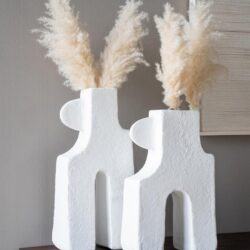 Grote witte keramische vazen in abstracte diervormen met gedroogde pampasgras, stijlvolle decoratie voor woonkamer of hal. Perfect voor een trendy en gezellige interieuraccent.