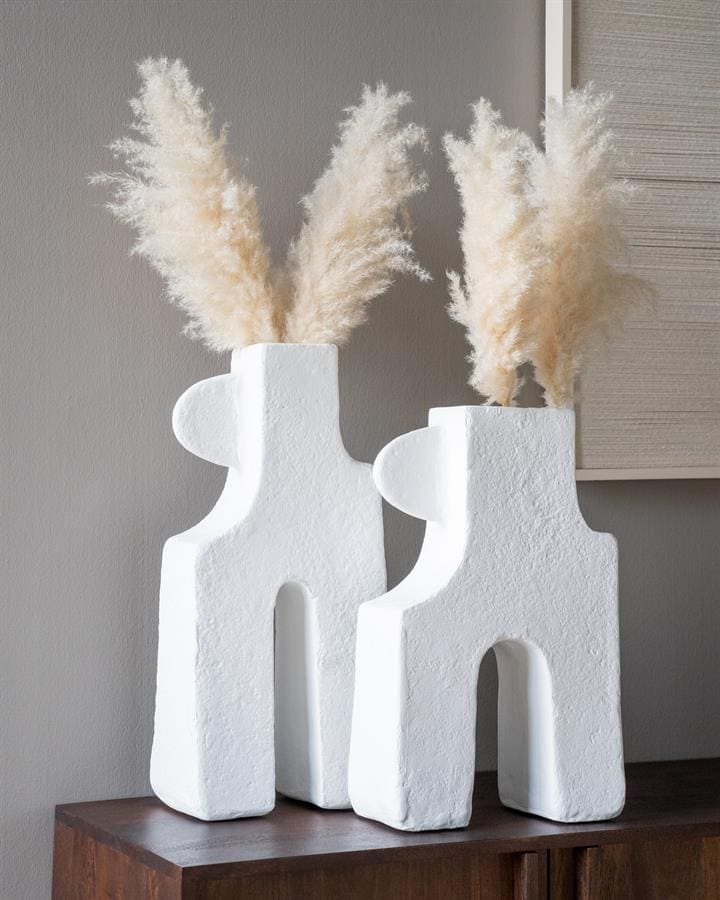 Grote witte keramische vazen in abstracte diervormen met gedroogde pampasgras, stijlvolle decoratie voor woonkamer of hal. Perfect voor een trendy en gezellige interieuraccent.