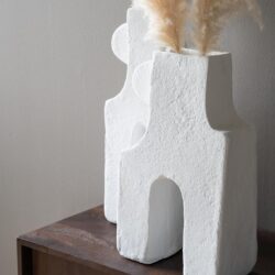 Elegant witte vazen van keramiek met textuurrijke afwerking, ideaal voor woningdecoratie en interieurstyling.