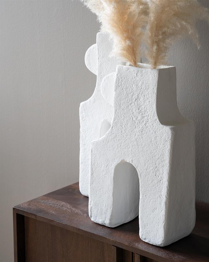 Elegant witte vazen van keramiek met textuurrijke afwerking, ideaal voor woningdecoratie en interieurstyling.