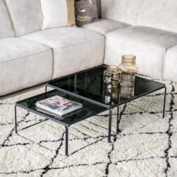 Moderne salontafel met zwart glas en metalen frame, stijlvolle meubelstuk voor gezellige woonkamer, design en luxe uitstraling.