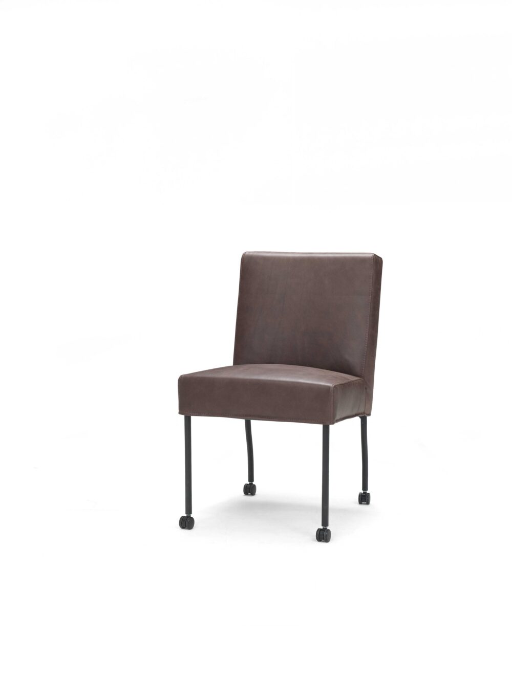 Zwarte leren eetkamerstoel met wieltjes, modern design, stijlvolle meubelkeuze voor in de eetkamer of vergaderruimte.