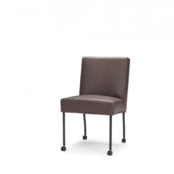 Zwarte leren eetkamerstoel met wieltjes, modern design, stijlvolle meubelkeuze voor in de eetkamer of vergaderruimte.