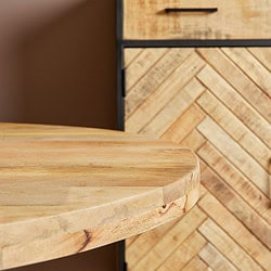 Kwalitatieve massief houten tafel met natuurlijke afwerking, perfect voor modern en industrieel interieur.