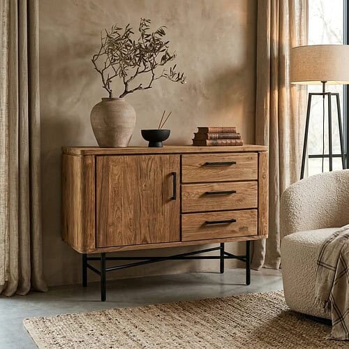 Elegant houten dressoir van teakhout met drie lades en een kast, perfect voor moderne woonkamers. Gemaakt van duurzaam teakhout, combineert stijl en functionaliteit.