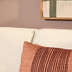 Elegante bank met op maat gemaakt Mokana meubelen, comfortabel beige en terrakleurige kussen voor een stijlvolle zithoek in huis.