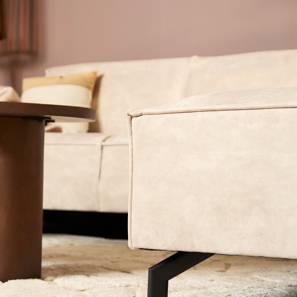 Elegant velvet bankbank meubel met zwart metalen poten, perfect voor stijlvolle lounges en woonkamers. Mokana Meubelen biedt op maat gemaakte comfortabele en moderne zithoeken voor elke interieurstijl.