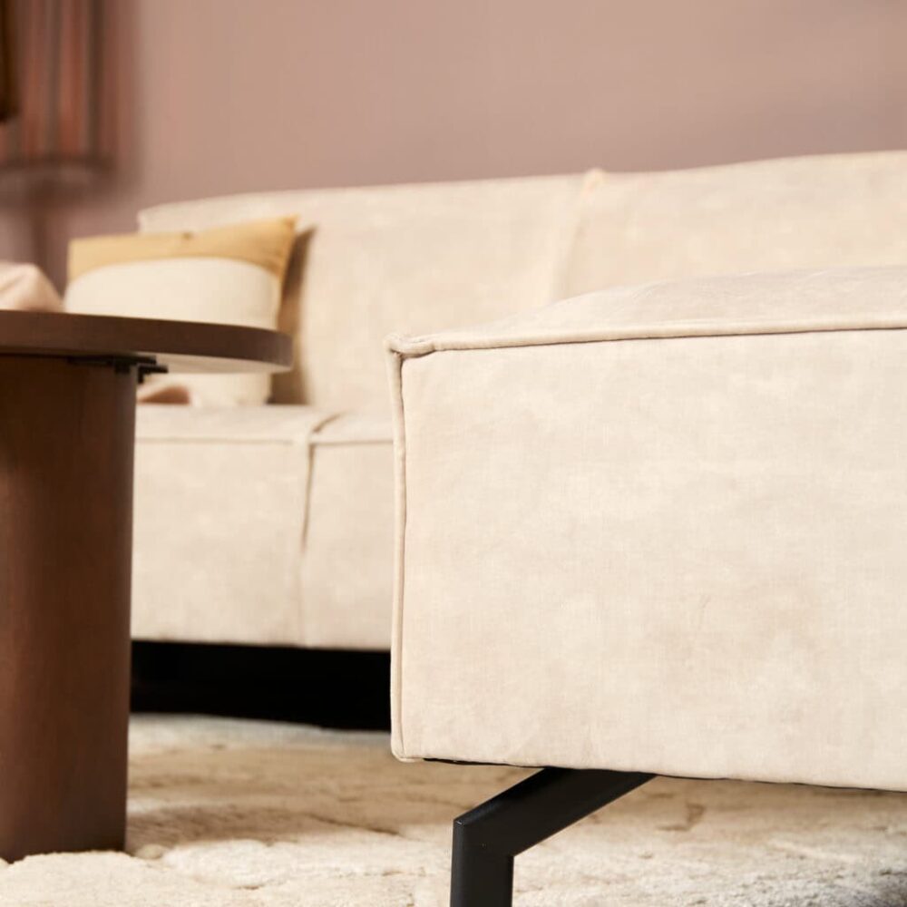 Luxe beige velvet bank met metalen poot, perfect voor een moderne woonkamer.
