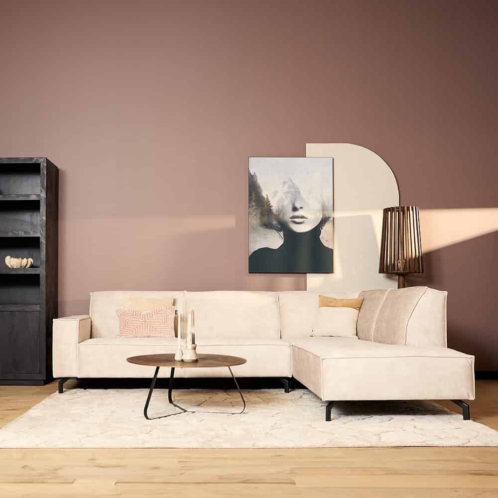 Elegant moderne woonkamer met zachte beige L-vorm bank, bijzettafel en stijlvolle wanddecoratie, perfect voor luxe interieur en comfort.