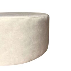 Luxe ronde beige velvet poef van Mokana Meubelen, perfect voor modern interieur.