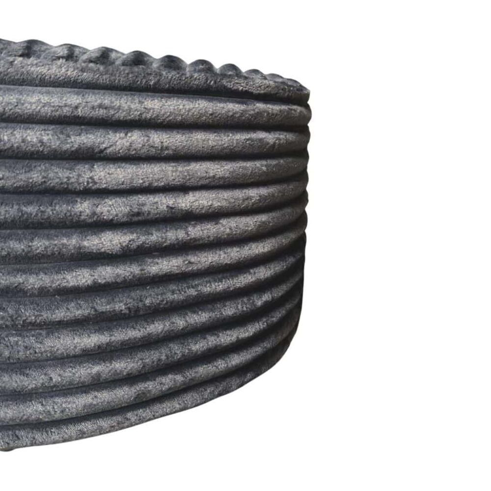 Ruwe, getextureerde zwarte keramische pot met richtlijnen voor moderne meubelontwerp en decoratie.