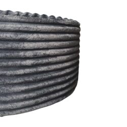 Ruwe, getextureerde zwarte keramische pot met richtlijnen voor moderne meubelontwerp en decoratie.