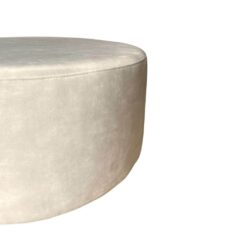 Luxe ronde beige poef van Mokana Meubelen, handgemaakt met hoogwaardig stoffen bekleding, perfect voor in de woonkamer of slaapkamer als decoratief en functioneel meubelstuk.