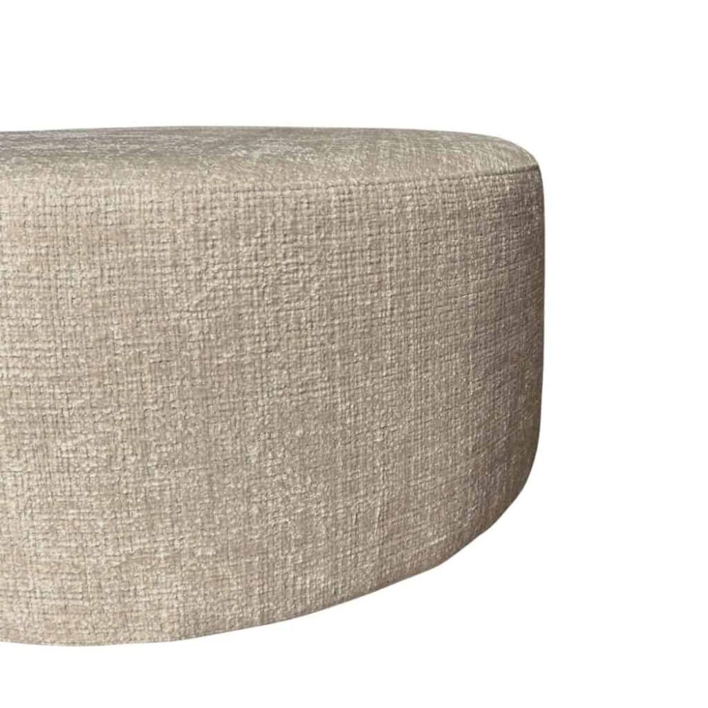 Chique beige stoffen bank met zachte bekleding en comfortabel zitvlak, perfect voor moderne interieurs en loungemeubels.