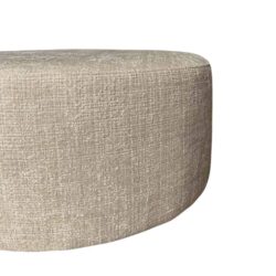 Chique beige stoffen bank met zachte bekleding en comfortabel zitvlak, perfect voor moderne interieurs en loungemeubels.