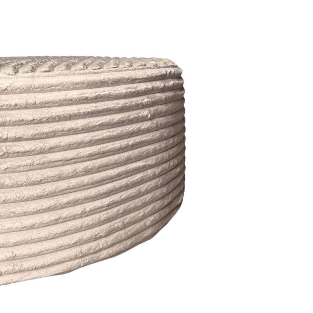 Zeer stijlvolle beige bank met ruw textuur en ronde vorm, perfect voor moderne interieurdesigns.