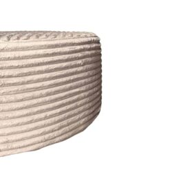 Zeer stijlvolle beige bank met ruw textuur en ronde vorm, perfect voor moderne interieurdesigns.