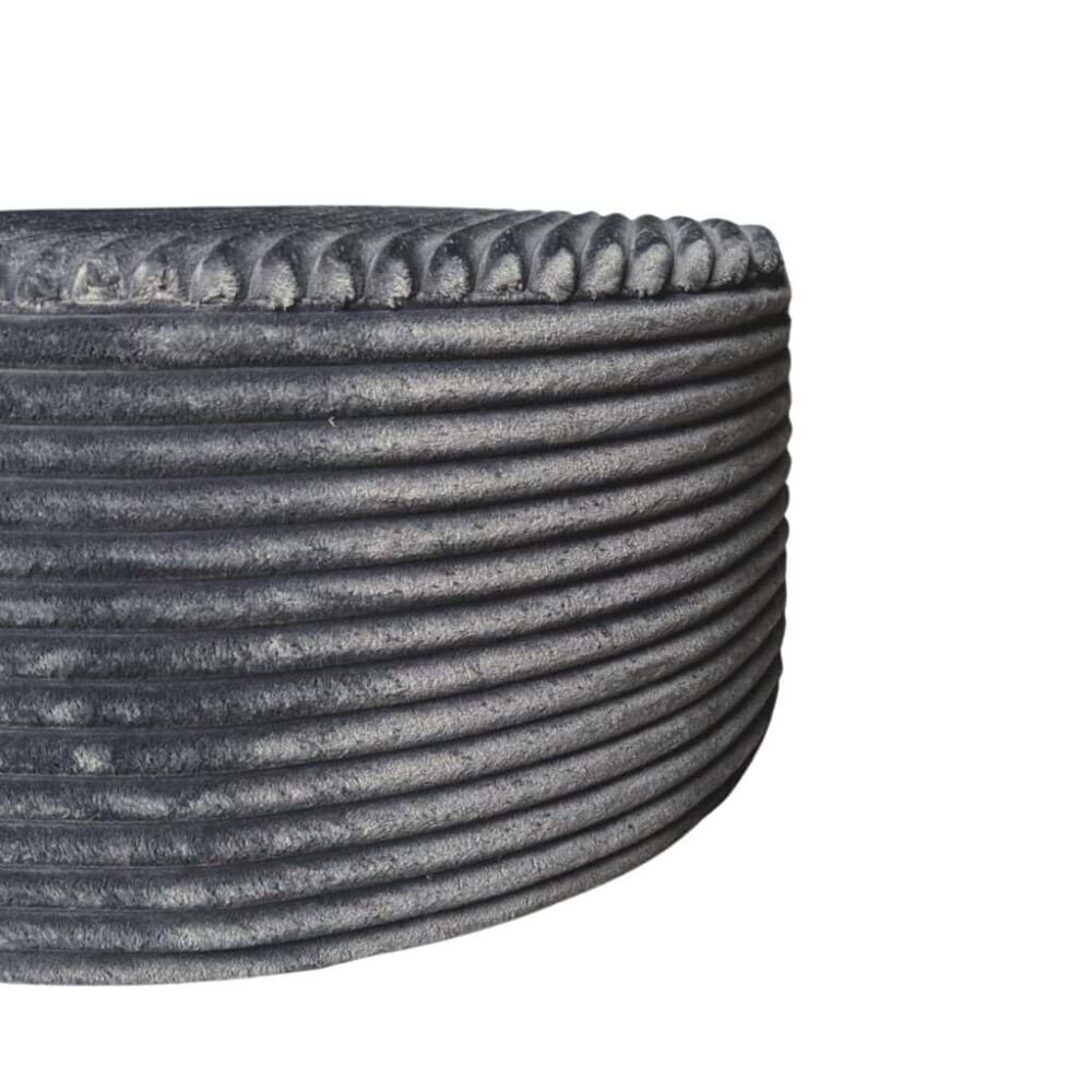 Robuuste zwarte houtbewerking tafelpoten met gedetailleerd ontwerp, geschikt voor maatwerk meubelen en interieurdesign.