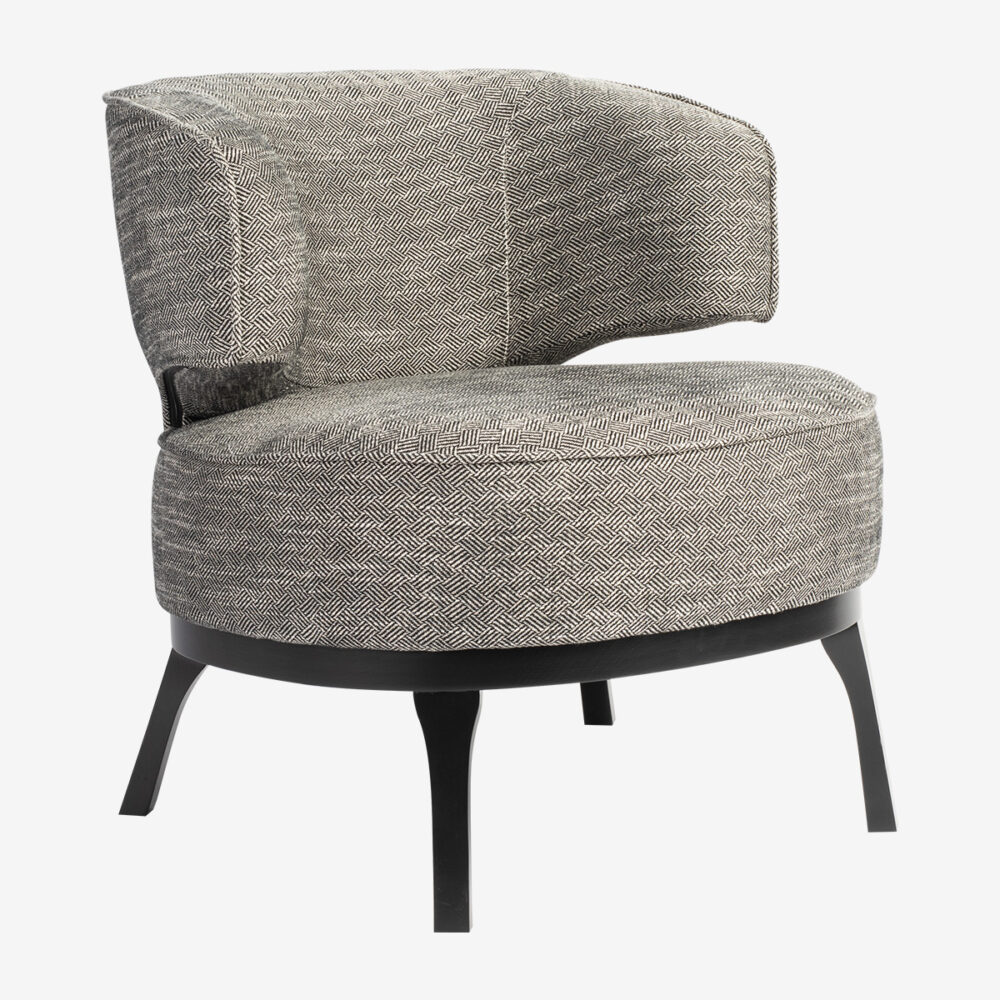 Hotel Chique fauteuil Hug Me van PMP furniture in de woonwinkel van Mokana in Enschede
