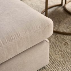 Zachte beige stoffen bank met elegante afwerking, perfect voor een modern interieur.