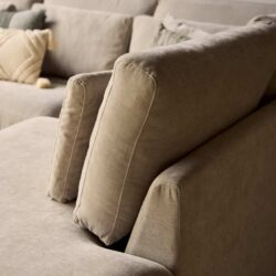 Sfeervolle beige stoffen bank met comfortabele leren kussens en stijlvolle uitstraling, perfect voor een gezellige woonkamer ingericht met moderne en landelijke meubels van Mokana Meubelen.