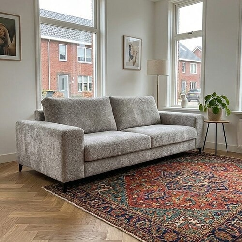 Zwart metalen meubels, modern interieur, woonkamer met grote ramen, comfortabele bank, stijlvolle decoratie, natuurlijke lichtinval, houten vloer, gezellige zithoek, Scandinavisch design, Mokana Meubelen.