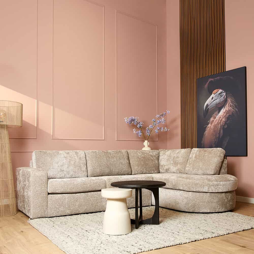 Elegant bank met zachte bekleding en neutralen tinten, perfect voor modern interieurontwerp.