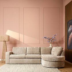 Modern vintage fluwelen L-form bank in beige met zachte kussens, passend bij een hygiënische en stijlvolle woonkamer inrichting.